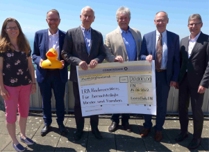 Übergabe der Erlöse aus dem Entenrennen 2021 an das Landratsamt: 2022