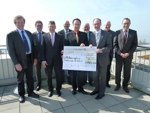 Übergabe der Erlöse aus dem Entenrennen 2010 an das Landratsamt: 2011