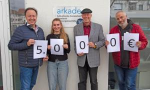 Übergabe der Erlöse aus dem Adventskalenderverkauf 2024 an die Arkade e.V.