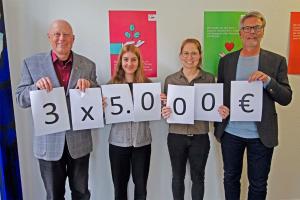 Übergabe der Spenden aus dem Entenrennen 2024 an das  AWO Frauen- und Kinderschutzhaus